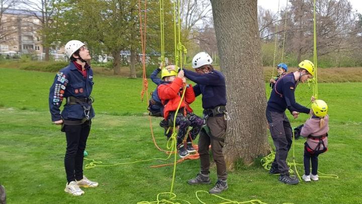 Spejdere klatrer ved Lille Birkholm