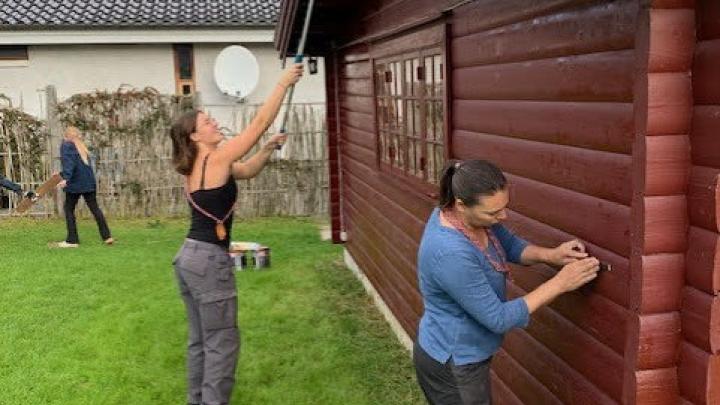 Spejder hytten blev malet på vestsiden i 2023